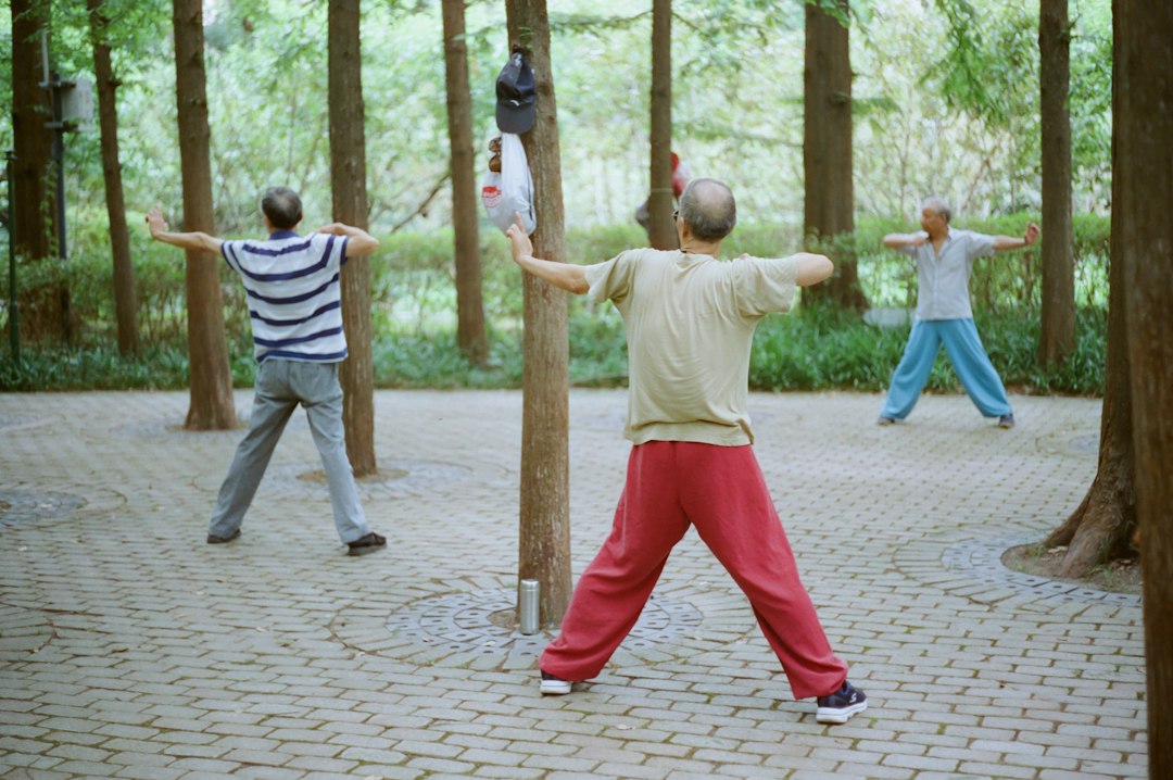 Pratique collective en extérieur — photo Derek Lee / Unsplash