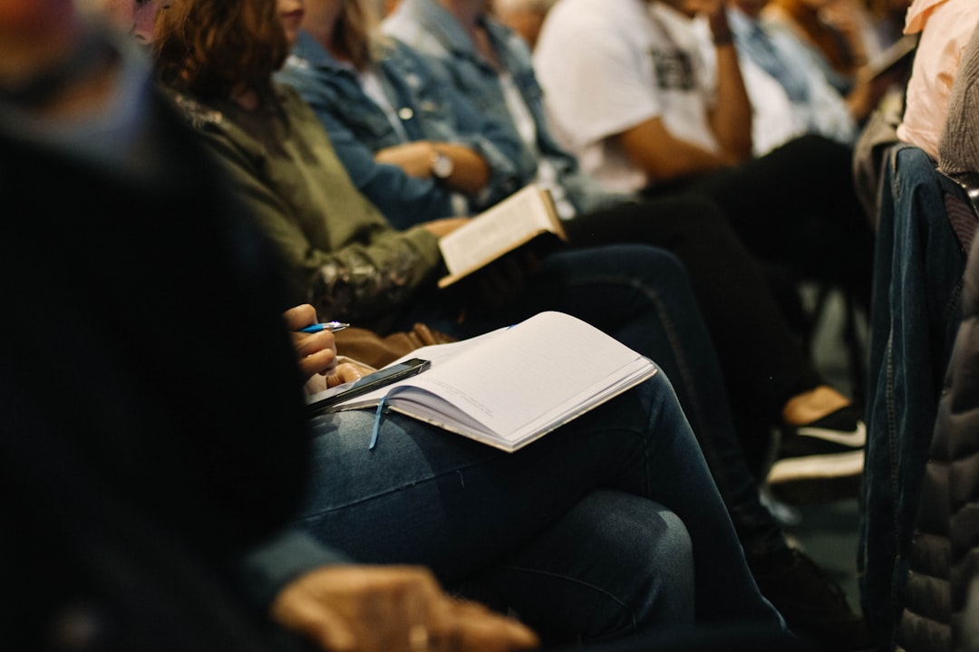 Atelier de formation en présentiel avec participants et prises de notes