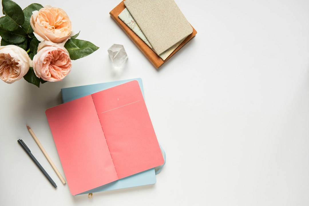 Carnet posé sur une table pour illustrer le choix réfléchi d’une formation