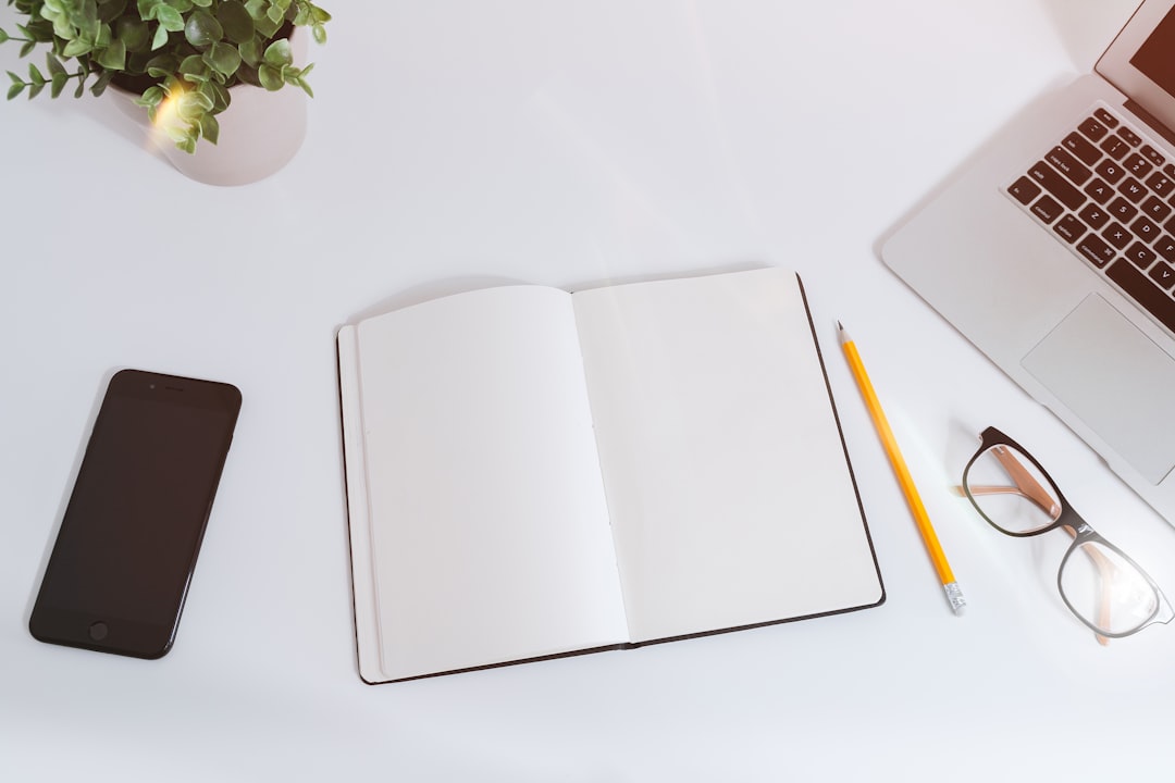 Bureau avec carnet, notes et ordinateur pour illustrer un projet professionnel