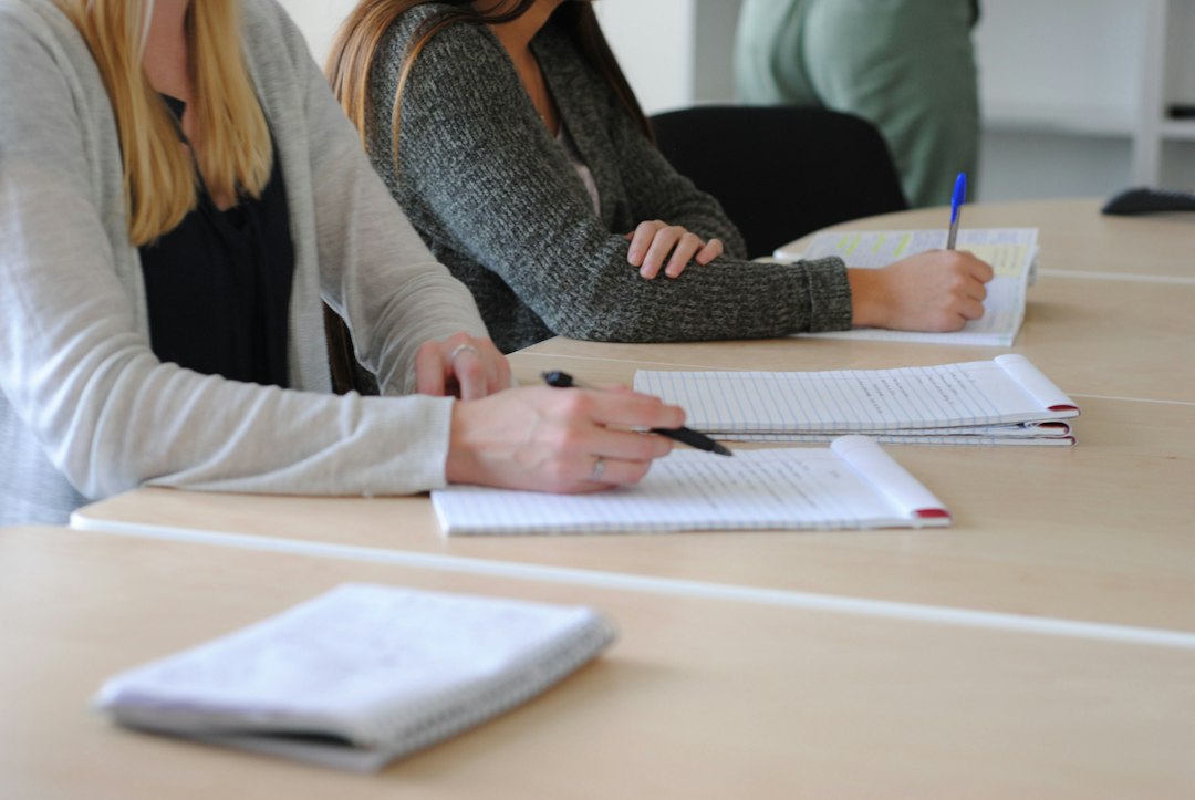 Personne prenant des notes pour illustrer le début d’un apprentissage du magnétisme