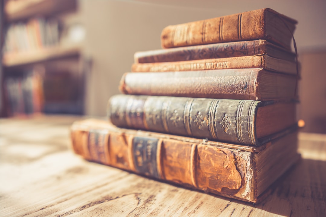Livres anciens reliés pour illustrer l’histoire du magnétisme et ses auteurs