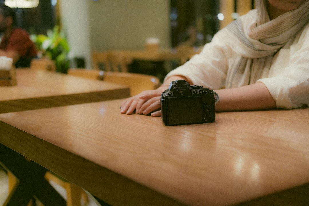 Personne consultant une photographie sur une table pour illustrer le travail à distance sur support