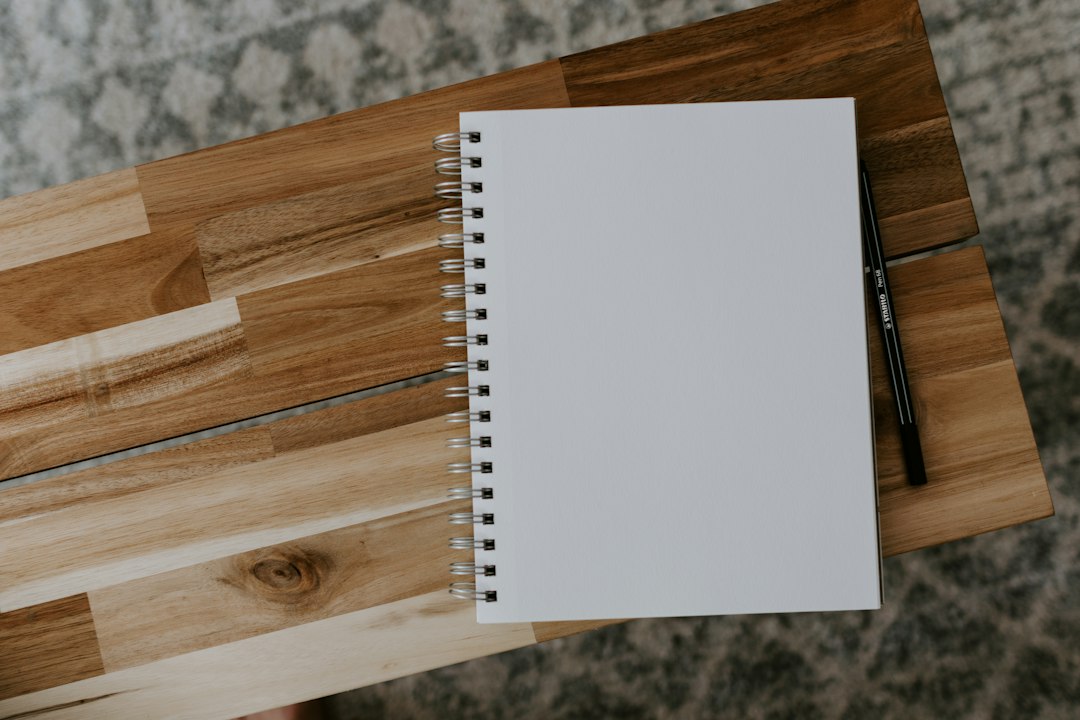 Carnet de travail sur une table pour illustrer l’intégration du magnétisme dans une activité professionnelle