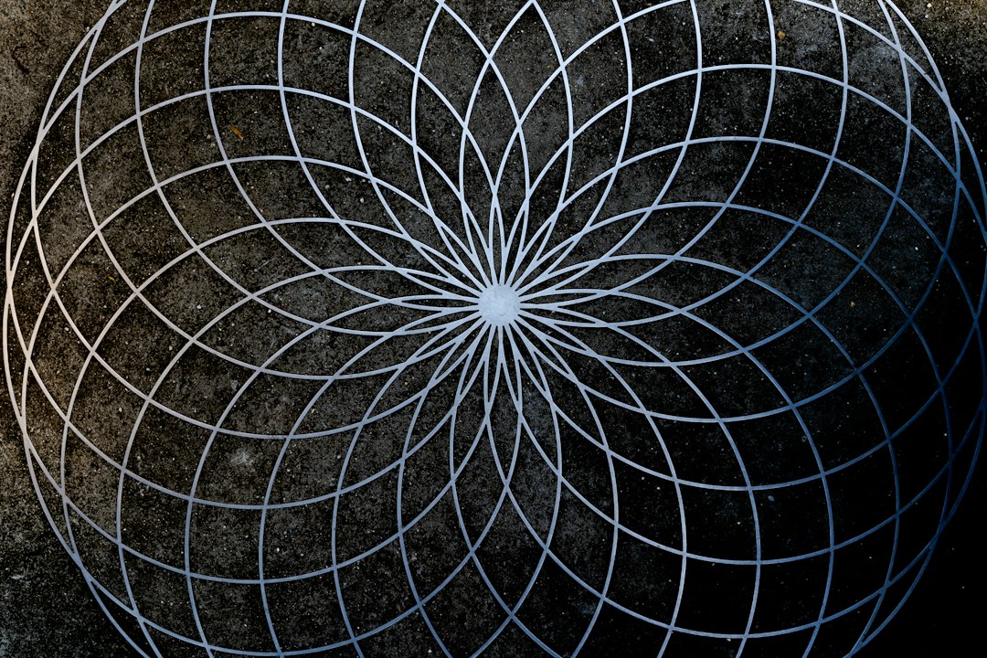 Motif géométrique de cercles évoquant le nombre, la proportion et l’harmonie — photo Nick Fewings / Unsplash