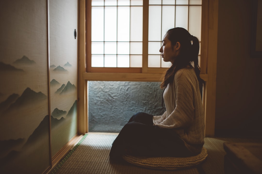 Méditation et travail du souffle — photo Ricko Pan / Unsplash