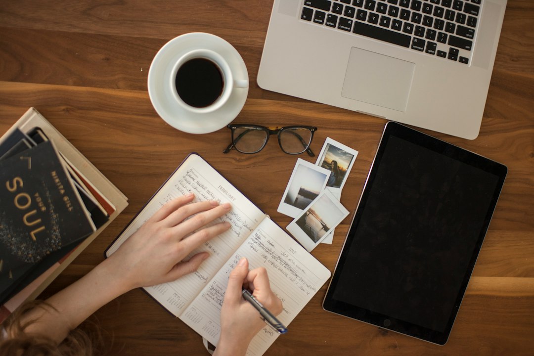 Personne écrivant dans un carnet pour illustrer un projet professionnel et une reconversion
