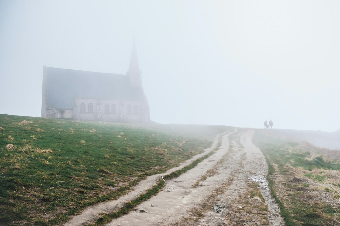Route de campagne normande pour illustrer l’accès aux stages dans le Sud-Manche
