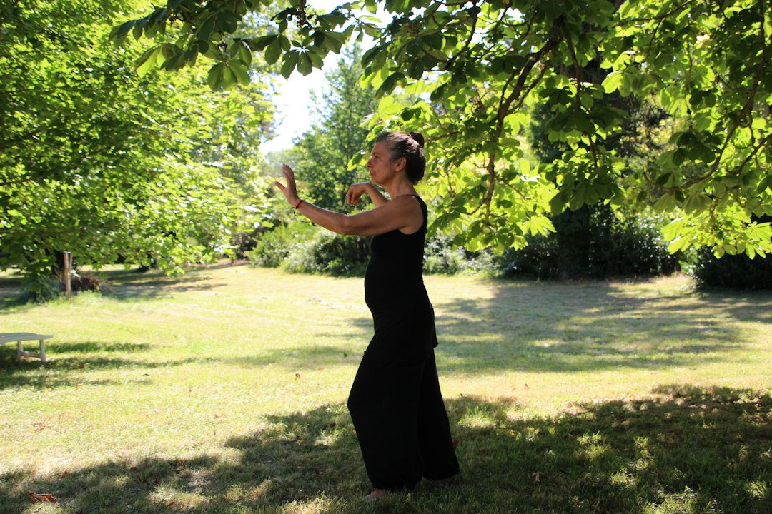 Pratique du Tai Chi en extérieur — photo Monica Leonardi / Unsplash