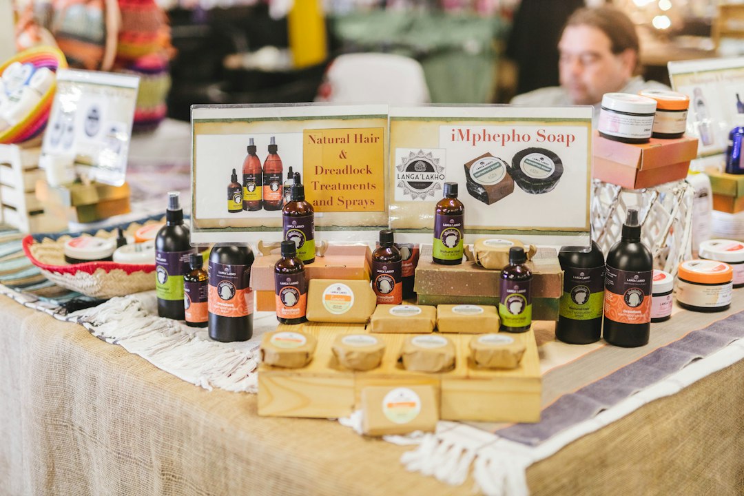 Visiteurs parcourant les stands d’un marché et salon bien-être